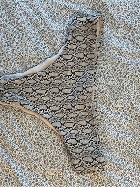 Reversible Snake Print Bikini Bottoms - Black & White
